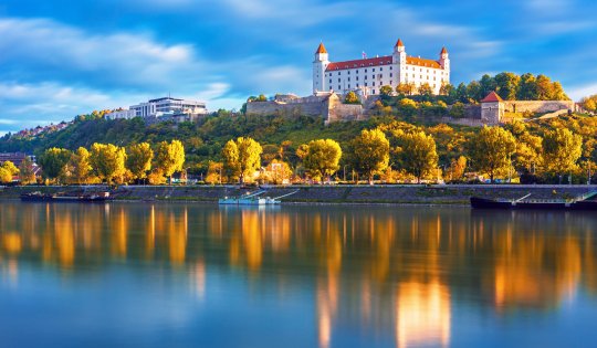 Slowakei: Historisches Zentrum von Bratislava mit der Burg über der Donau, Bratislava