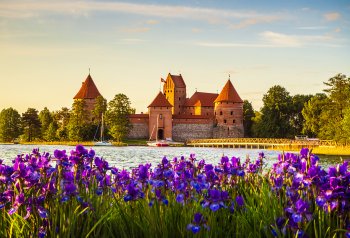 Die Burg Trakai ist eine spätmittelalterliche Wasserburg in Litauen – eine der bekanntesten Sehenswürdigkeiten in Litauen