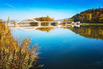 Slowakei: Brücke in Piestany, Fluss Vah, blauer Himmel, farbenfroher Herbst