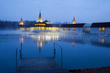 Ungarn: Der Heviz-See bei Nacht im Winter. Der Heviz-See ist der zweitgrößte natürliche Thermalsee der Welt.
