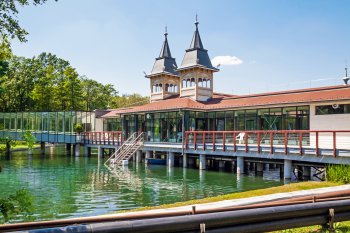 Ungarn: Der zentrale Gesundheitskomplex am See in der Stadt Heviz