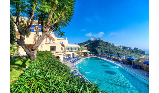 Außenpool mit Sonnenterrasse